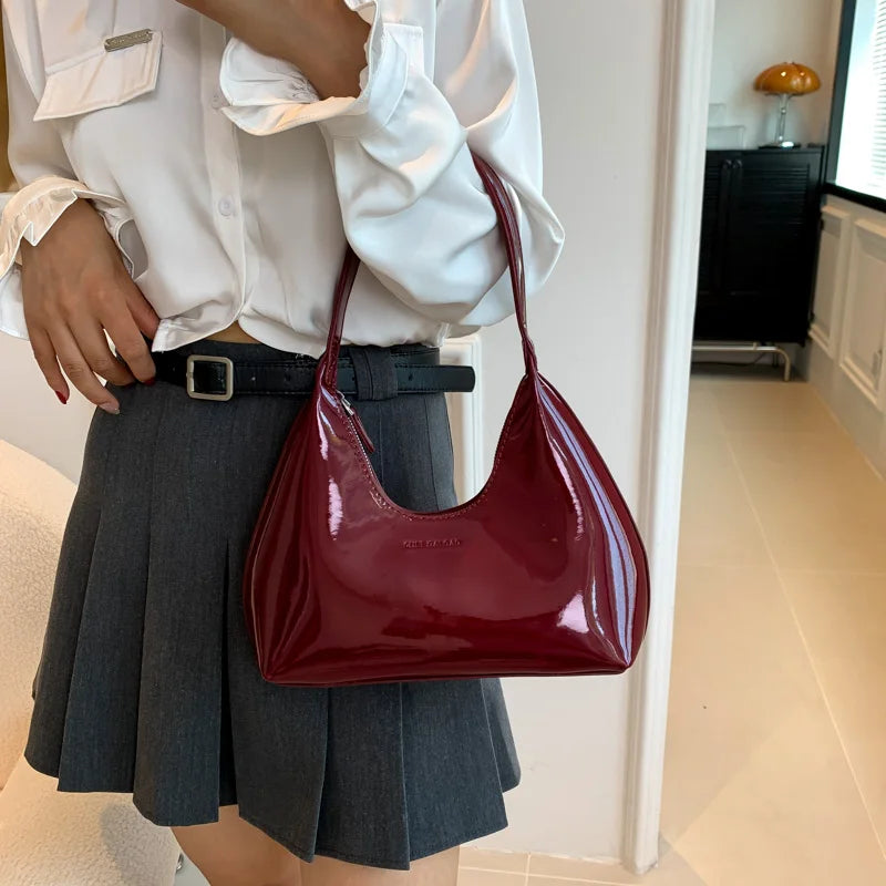 Sac à main pour femme Niche française Rétro Cuir verni Bordeaux Sac à aisselle Sac simple brillant en forme de croissant Sac pour femme Nouveau sac à bandoulière polyvalent