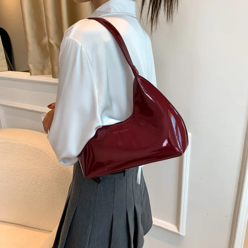 Sac à main pour femme Niche française Rétro Cuir verni Bordeaux Sac à aisselle Sac simple brillant en forme de croissant Sac pour femme Nouveau sac à bandoulière polyvalent